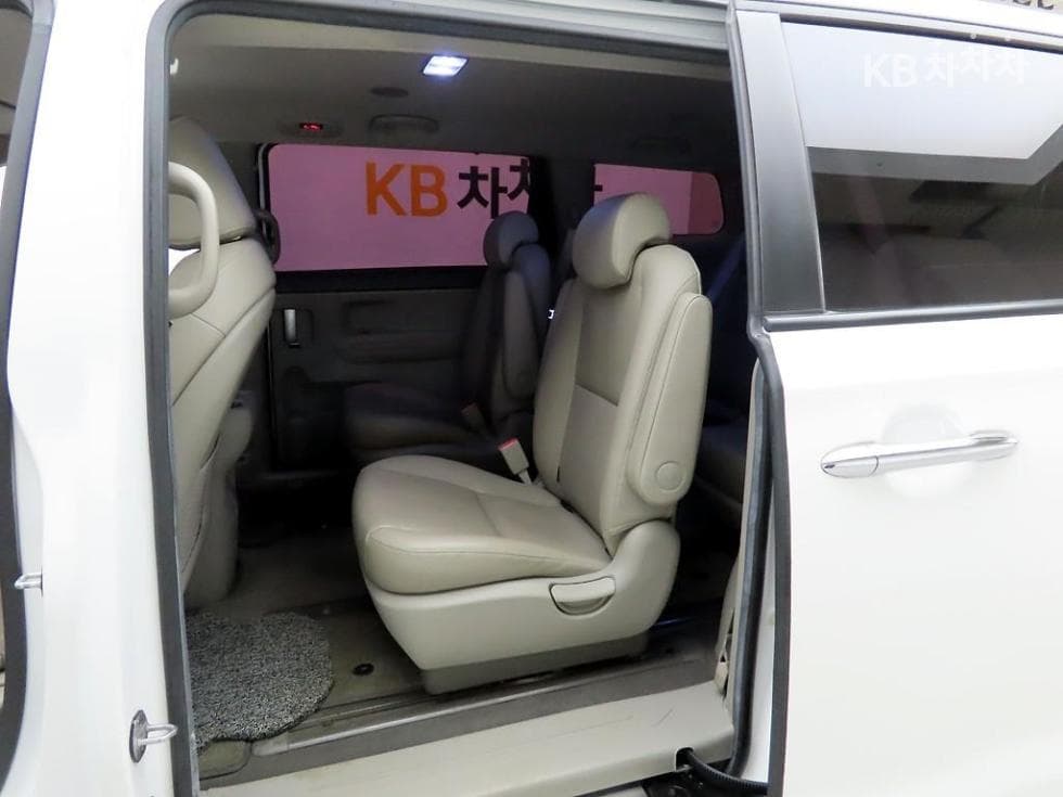 Kia - Карнивал | All New 9Seater 2.2 Diesel Luxury 14