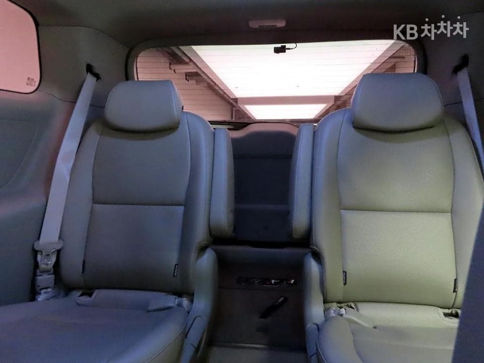 Kia - Карнивал | All New 9Seater 2.2 Diesel Luxury 15