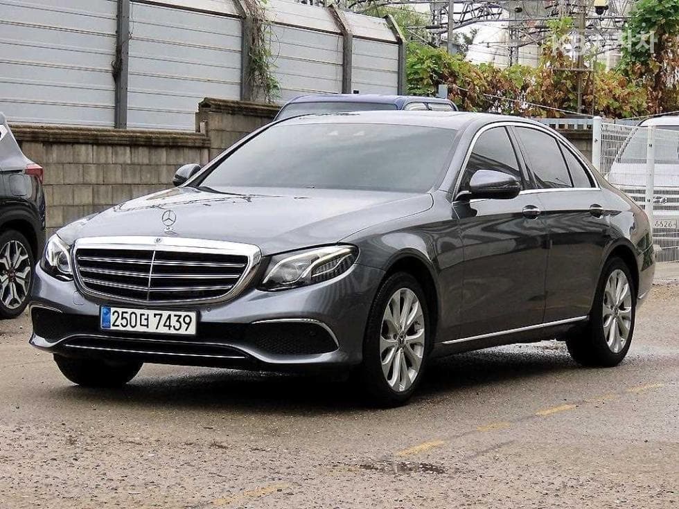 Mercedes-Benz - E-Class | E220 Exclusive 2