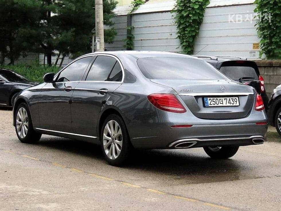 Mercedes-Benz - E-Class | E220 Exclusive 3