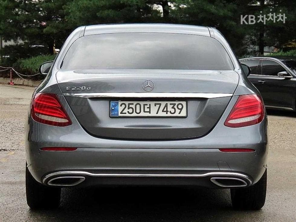 Mercedes-Benz - E-Class | E220 Exclusive 4