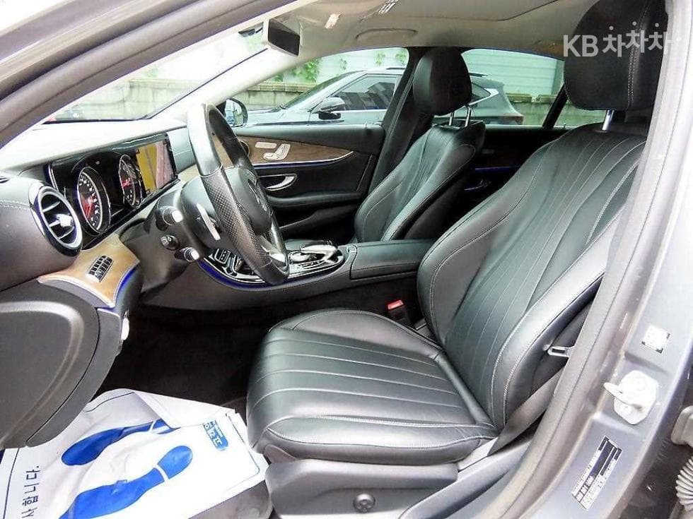 Mercedes-Benz - E-Class | E220 Exclusive 5