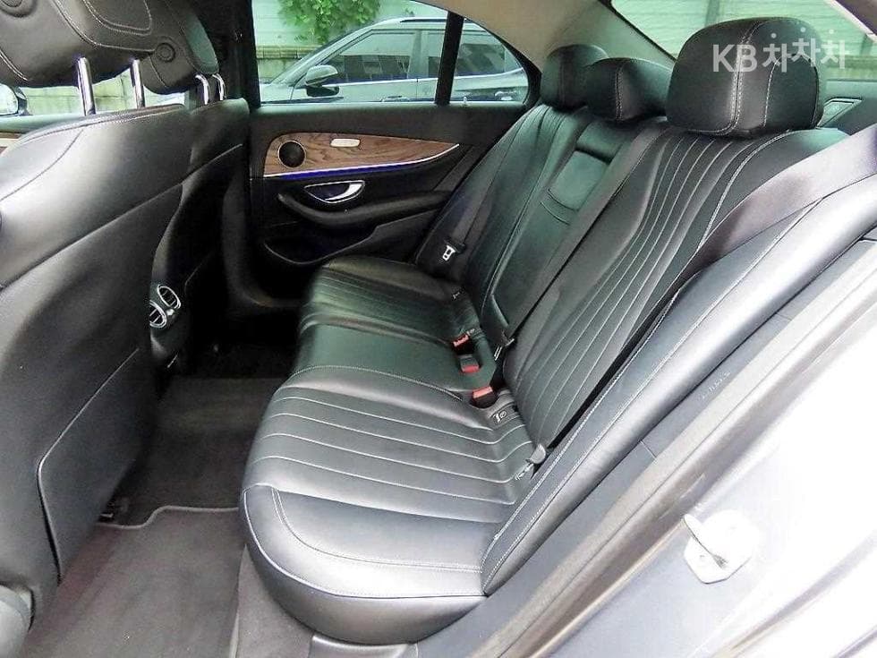 Mercedes-Benz - E-Class | E220 Exclusive 6