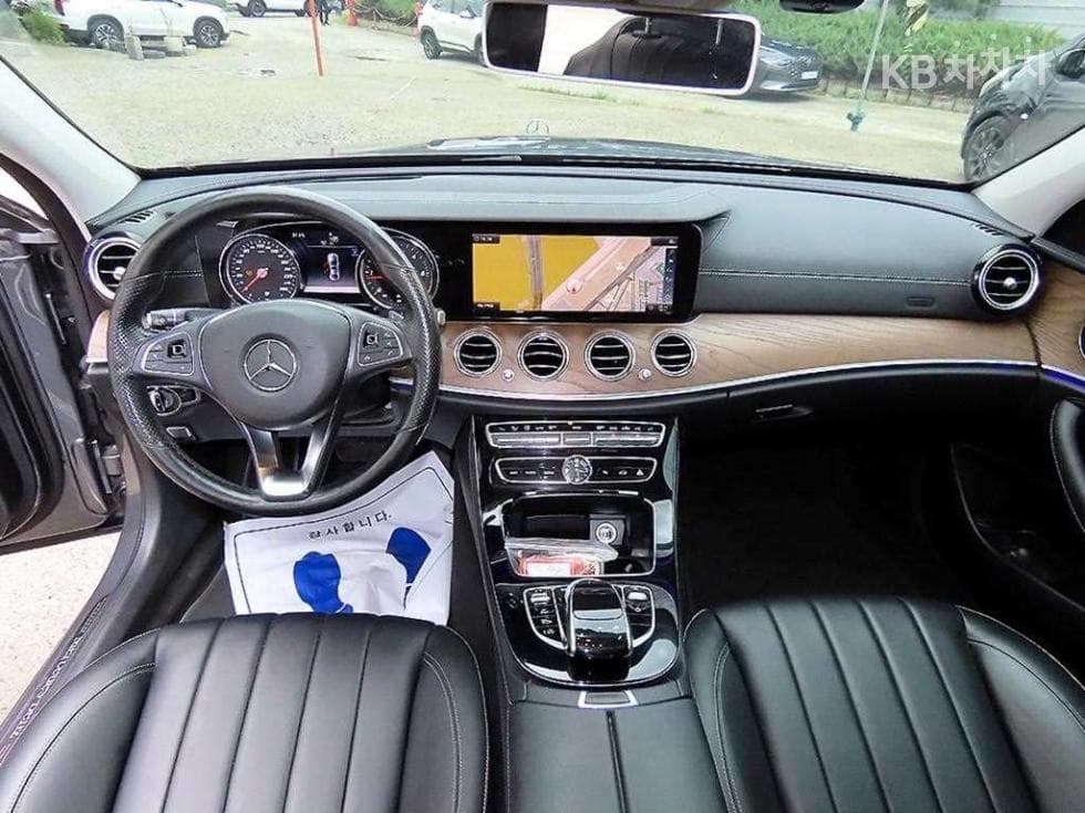 Mercedes-Benz - E-Class | E220 Exclusive 7