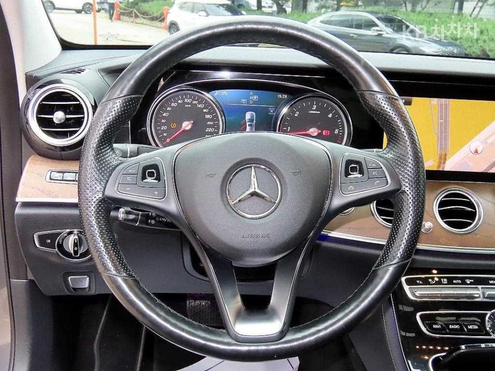 Mercedes-Benz - E-Class | E220 Exclusive 8