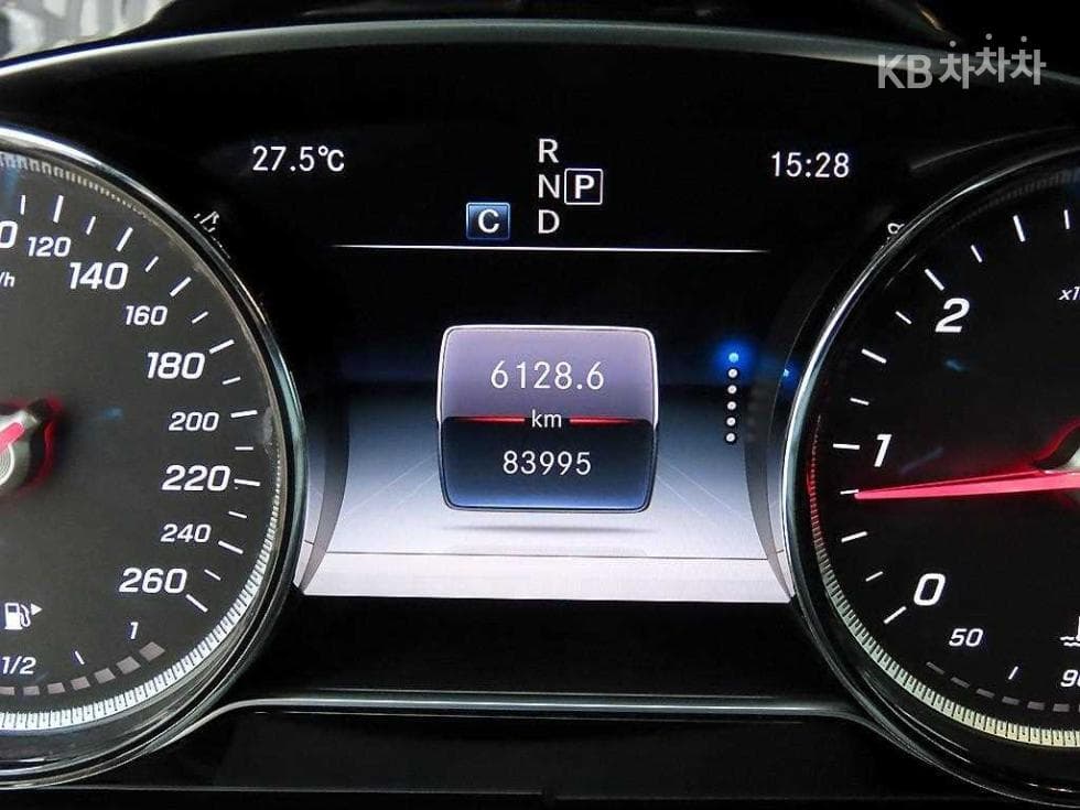 Mercedes-Benz - E-Class | E220 Exclusive 9
