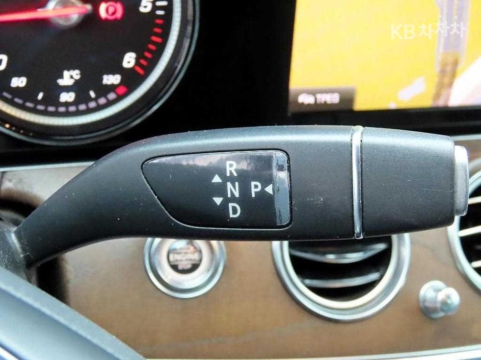 Mercedes-Benz - E-Class | E220 Exclusive 11