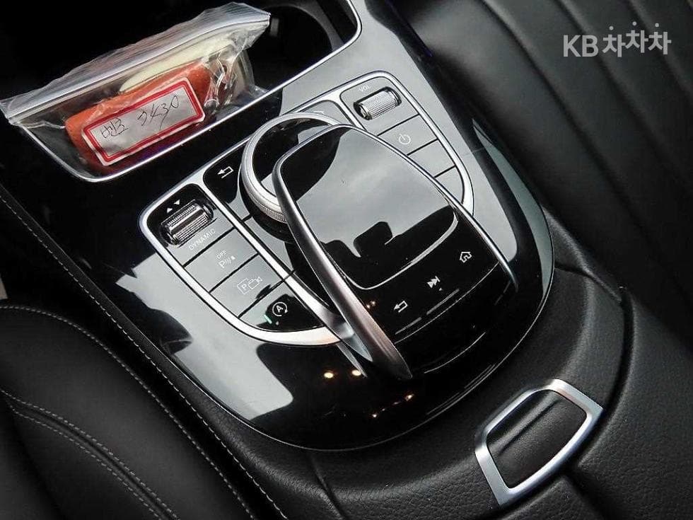 Mercedes-Benz - E-Class | E220 Exclusive 12