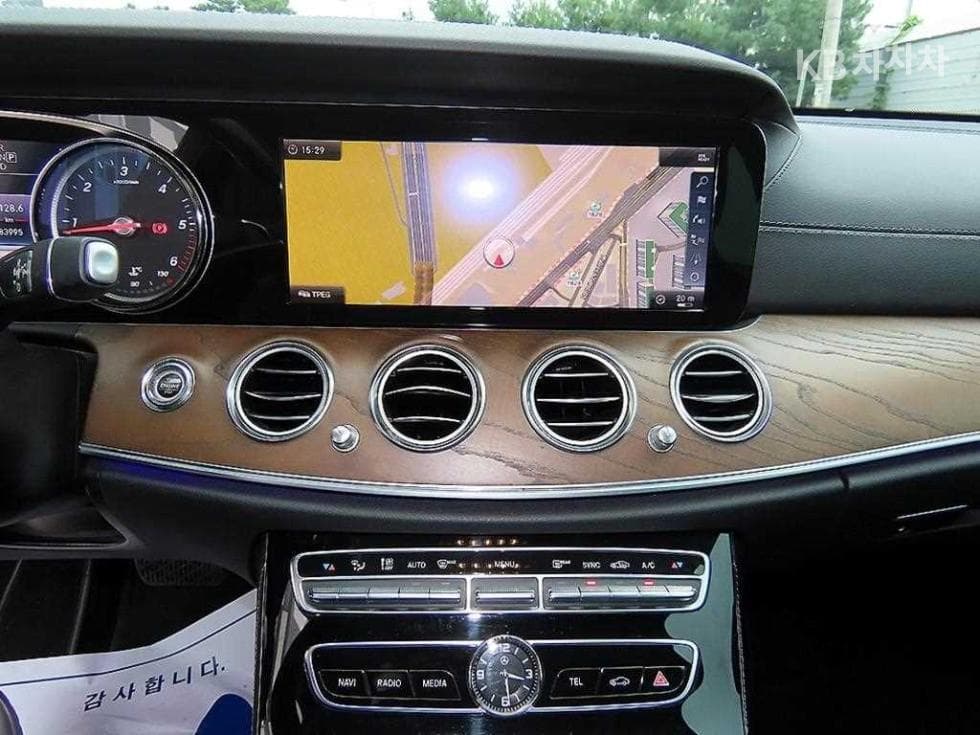 Mercedes-Benz - E-Class | E220 Exclusive 13