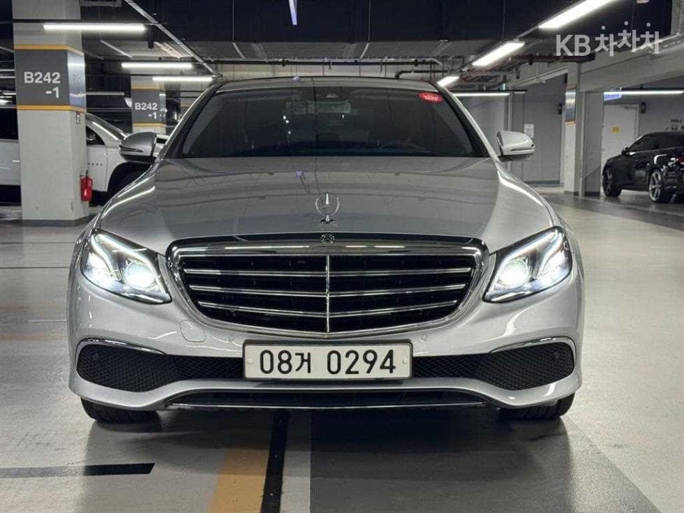Mercedes-Benz - E-Class | E220 Exclusive 2