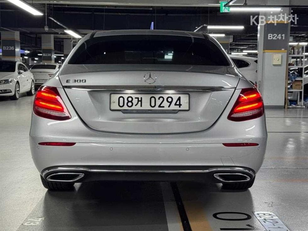 Mercedes-Benz - E-Class | E220 Exclusive 3