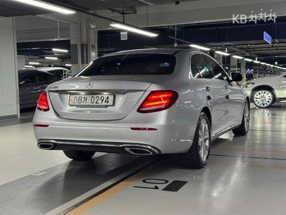 Mercedes-Benz - E-Class | E220 Exclusive 4