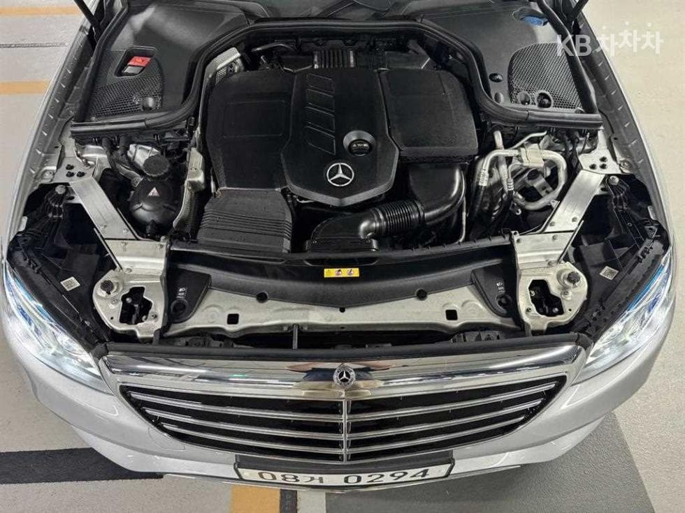Mercedes-Benz - E-Class | E220 Exclusive 5