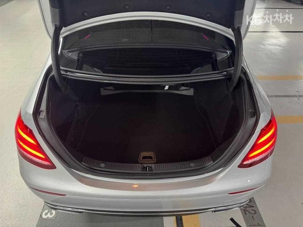 Mercedes-Benz - E-Class | E220 Exclusive 6