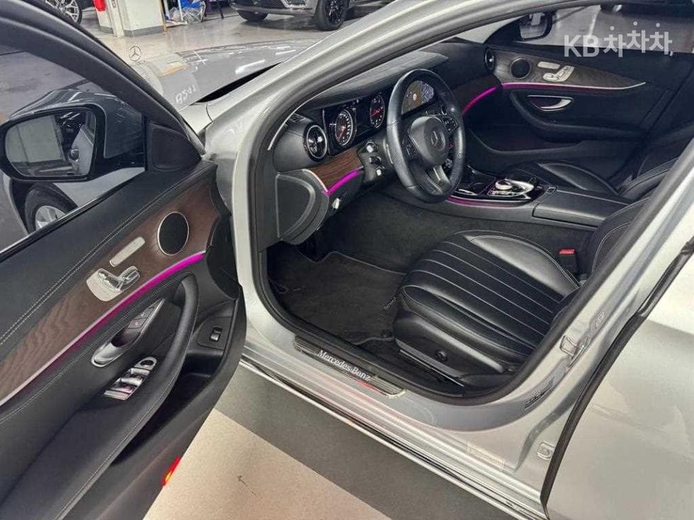 Mercedes-Benz - E-Class | E220 Exclusive 8