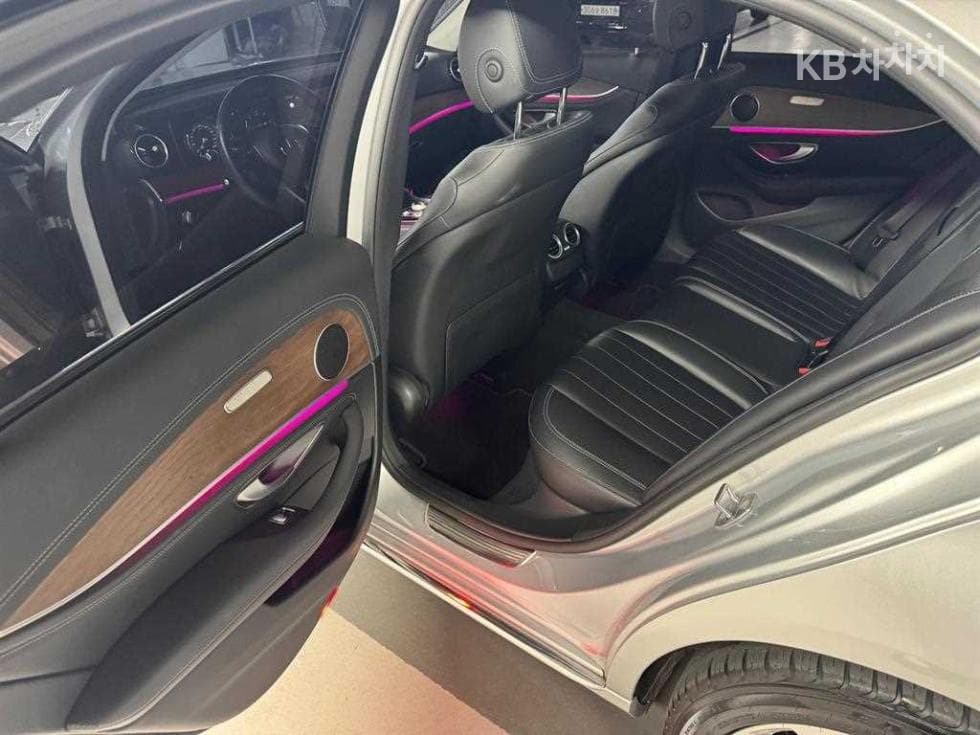 Mercedes-Benz - E-Class | E220 Exclusive 9