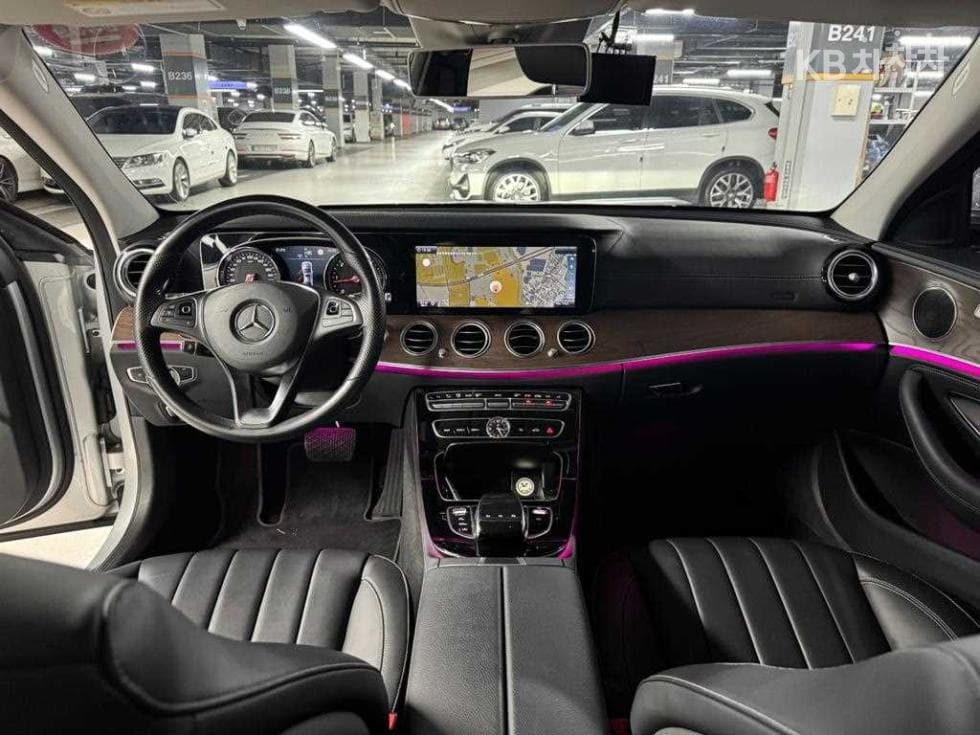 Mercedes-Benz - E-Class | E220 Exclusive 10