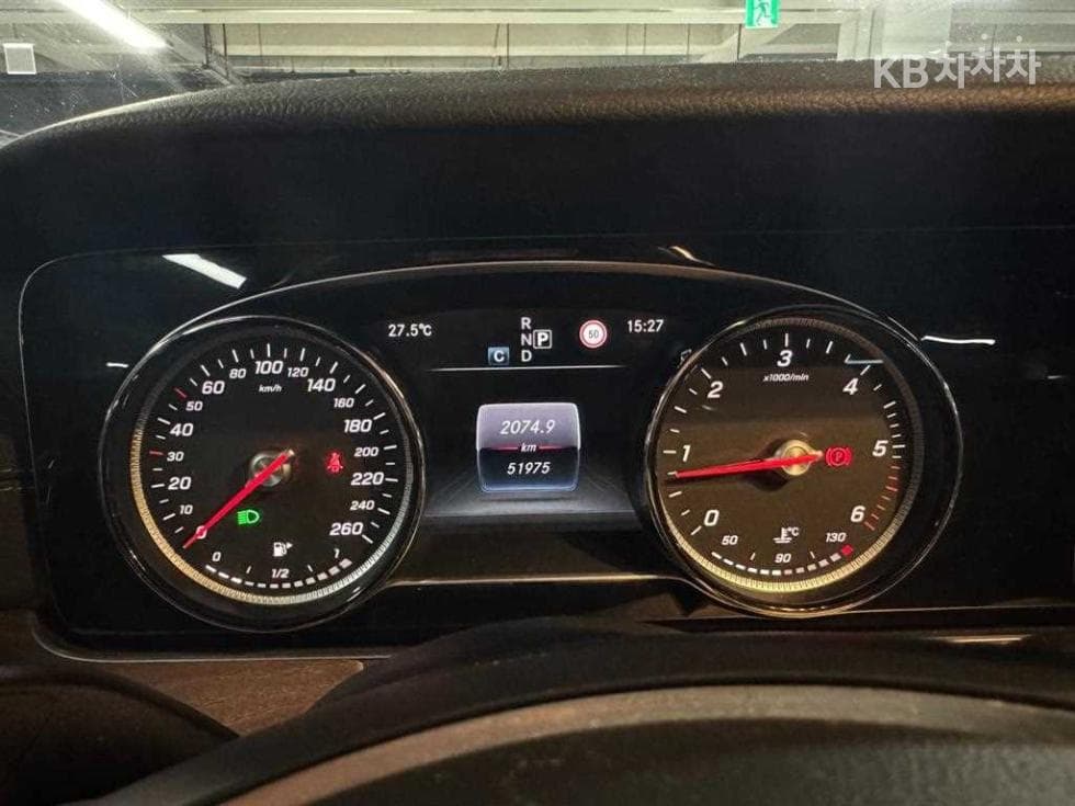 Mercedes-Benz - E-Class | E220 Exclusive 11