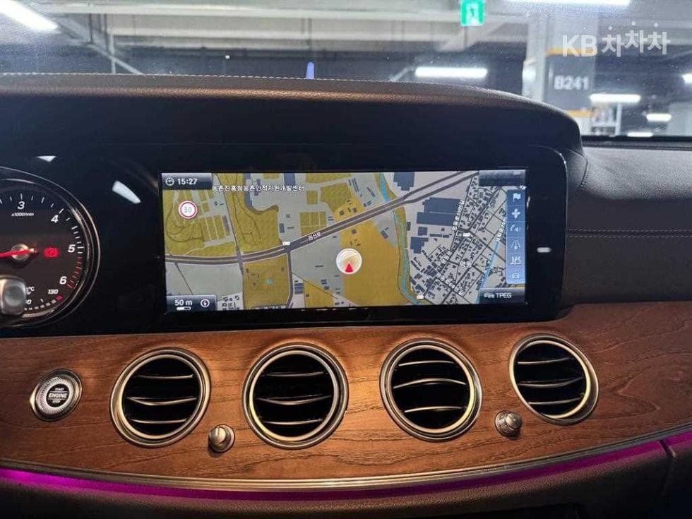 Mercedes-Benz - E-Class | E220 Exclusive 12