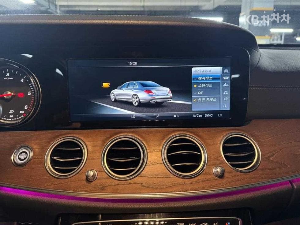 Mercedes-Benz - E-Class | E220 Exclusive 14