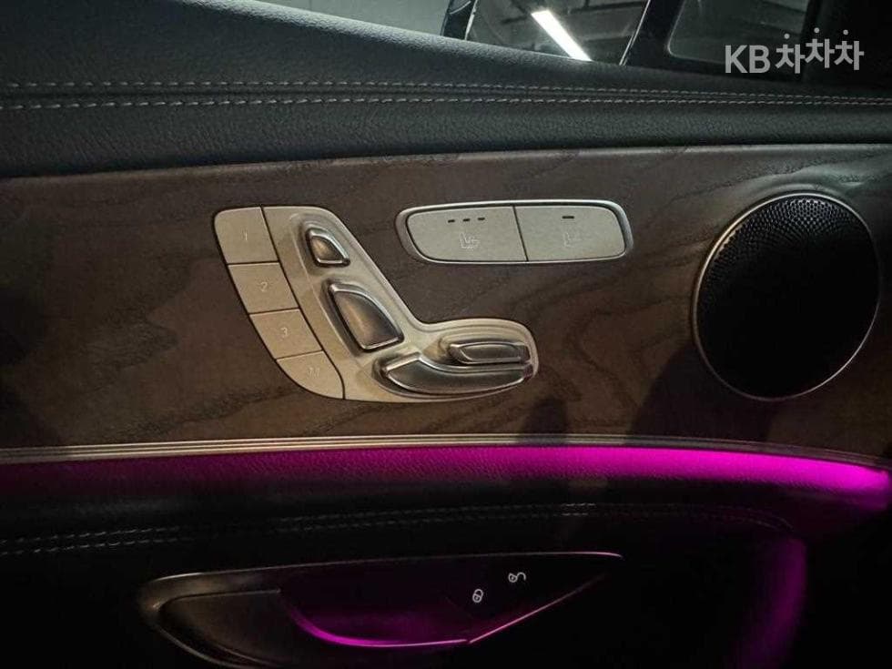 Mercedes-Benz - E-Class | E220 Exclusive 15