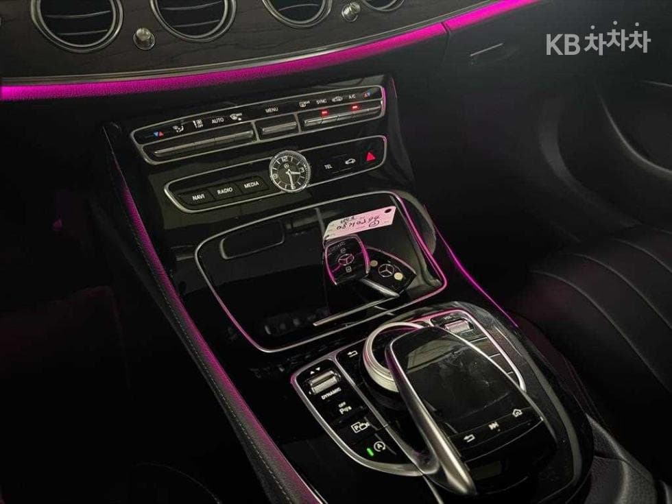 Mercedes-Benz - E-Class | E220 Exclusive 20