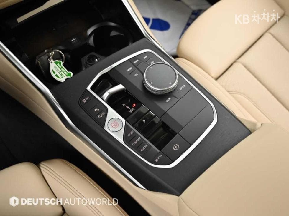BMW - 3-Series | 320 Base 9