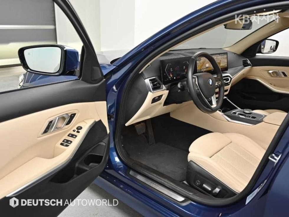 BMW - 3-Series | 320 Base 11