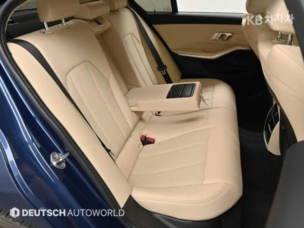 BMW - 3-Series | 320 Base 12