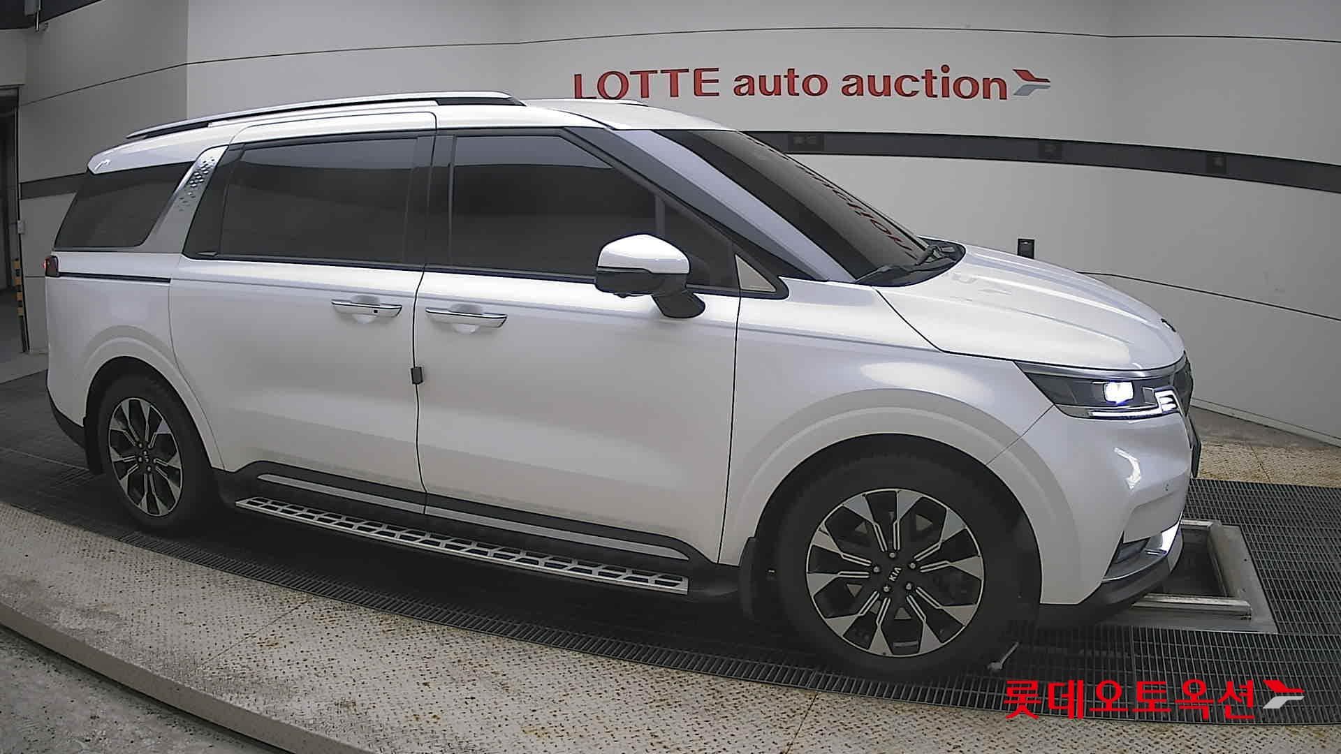 Kia - Carnival | KA4 (D)2.2 Signature 9 2WD AT 17