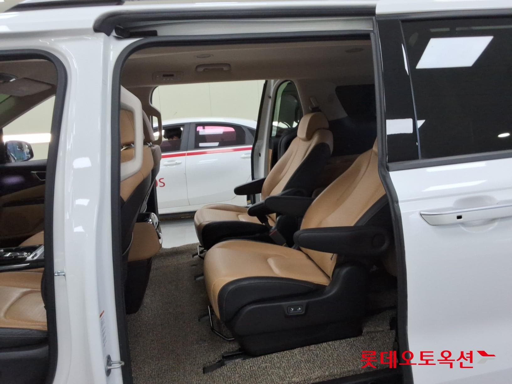 Kia - Carnival | KA4 (D)2.2 Signature 9 2WD AT 37