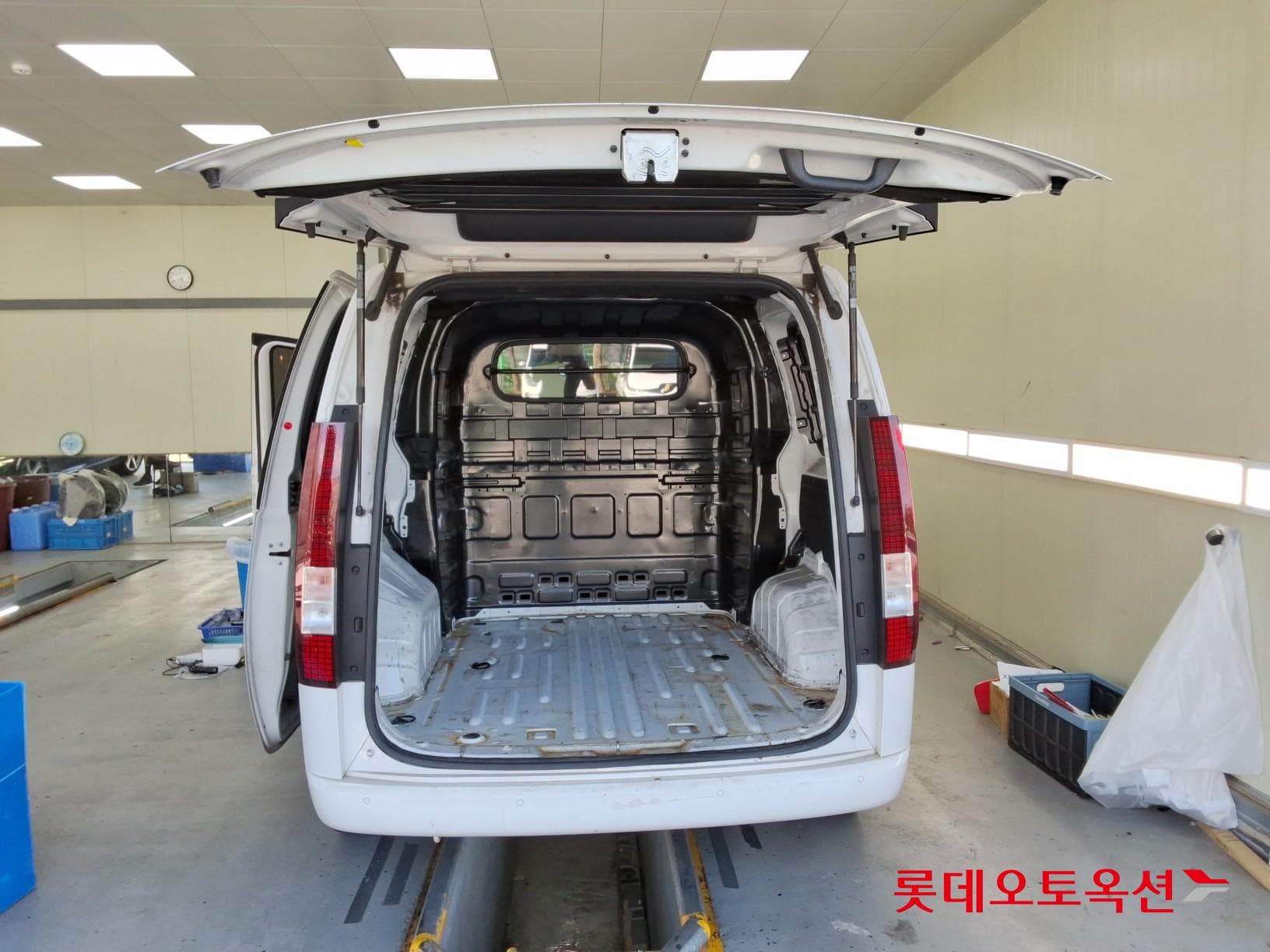 Hyundai - Staria | (D) 2.2 Cargo 5Seater Modern 37