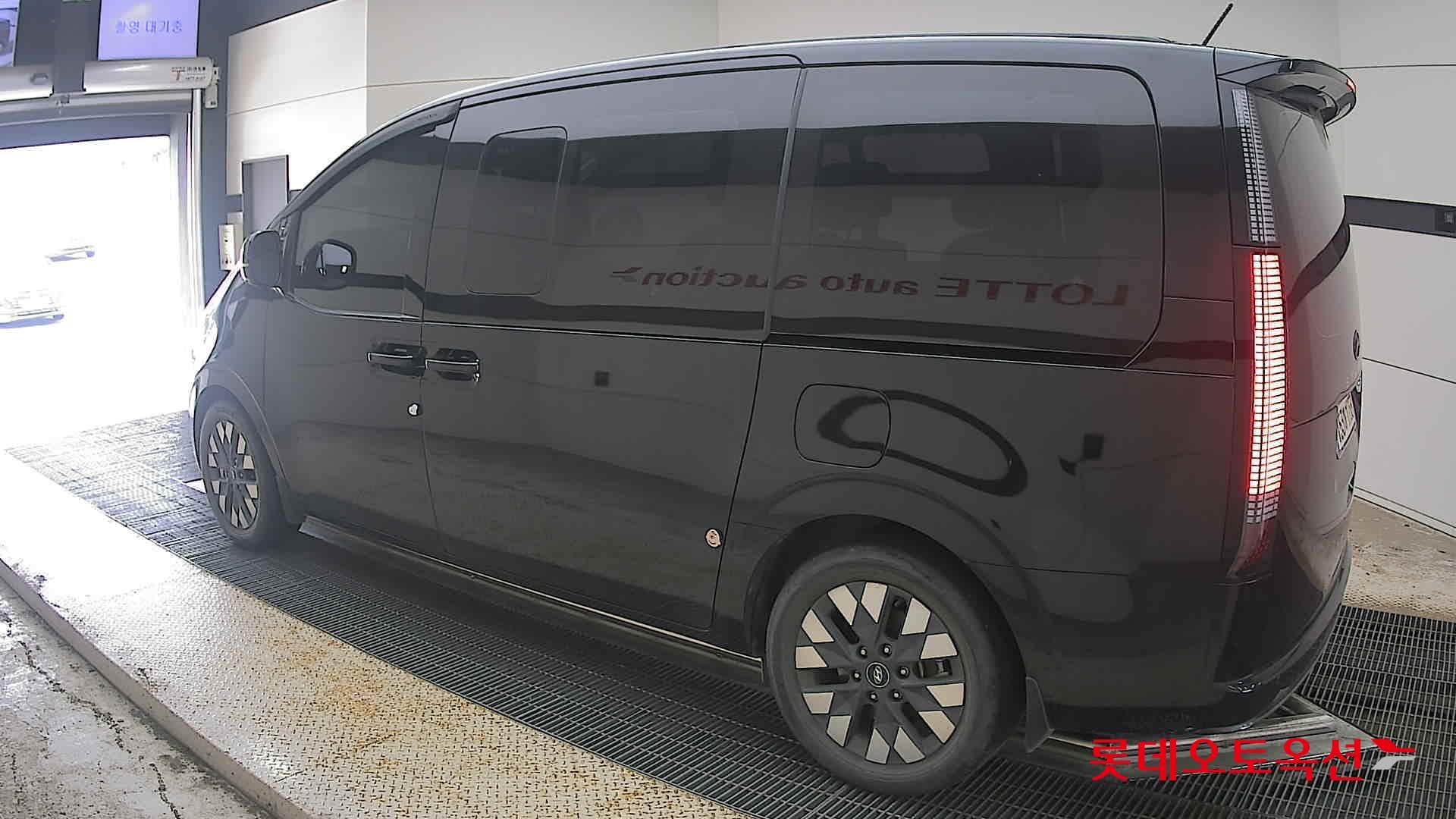 Hyundai - Staria | (D) 2.2 7Seater Inspiration 8
