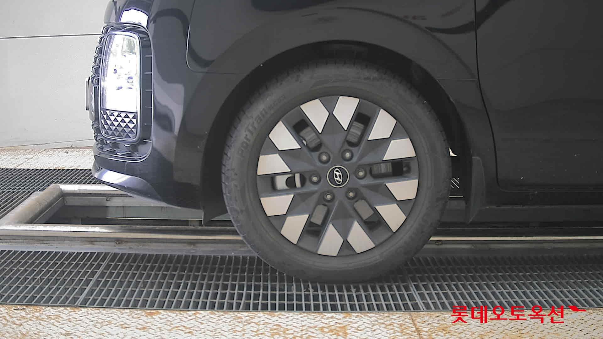 Hyundai - Staria | (D) 2.2 7Seater Inspiration 21
