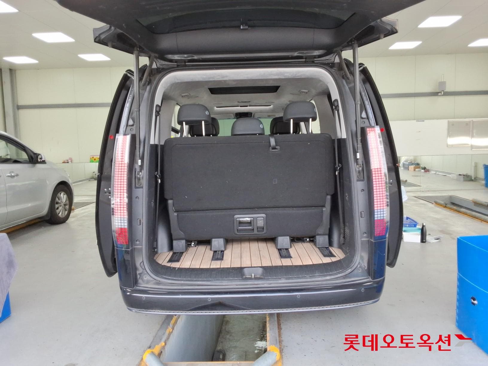 Hyundai - Staria | (D) 2.2 7Seater Inspiration 38