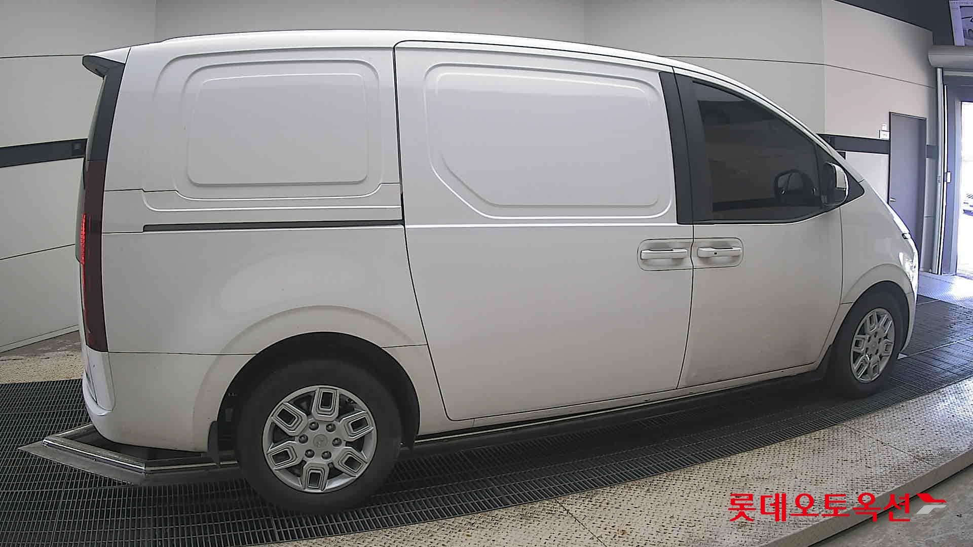 هيونداي - ستاريا | (D) 2.2 Cargo 3Seater Modern 15