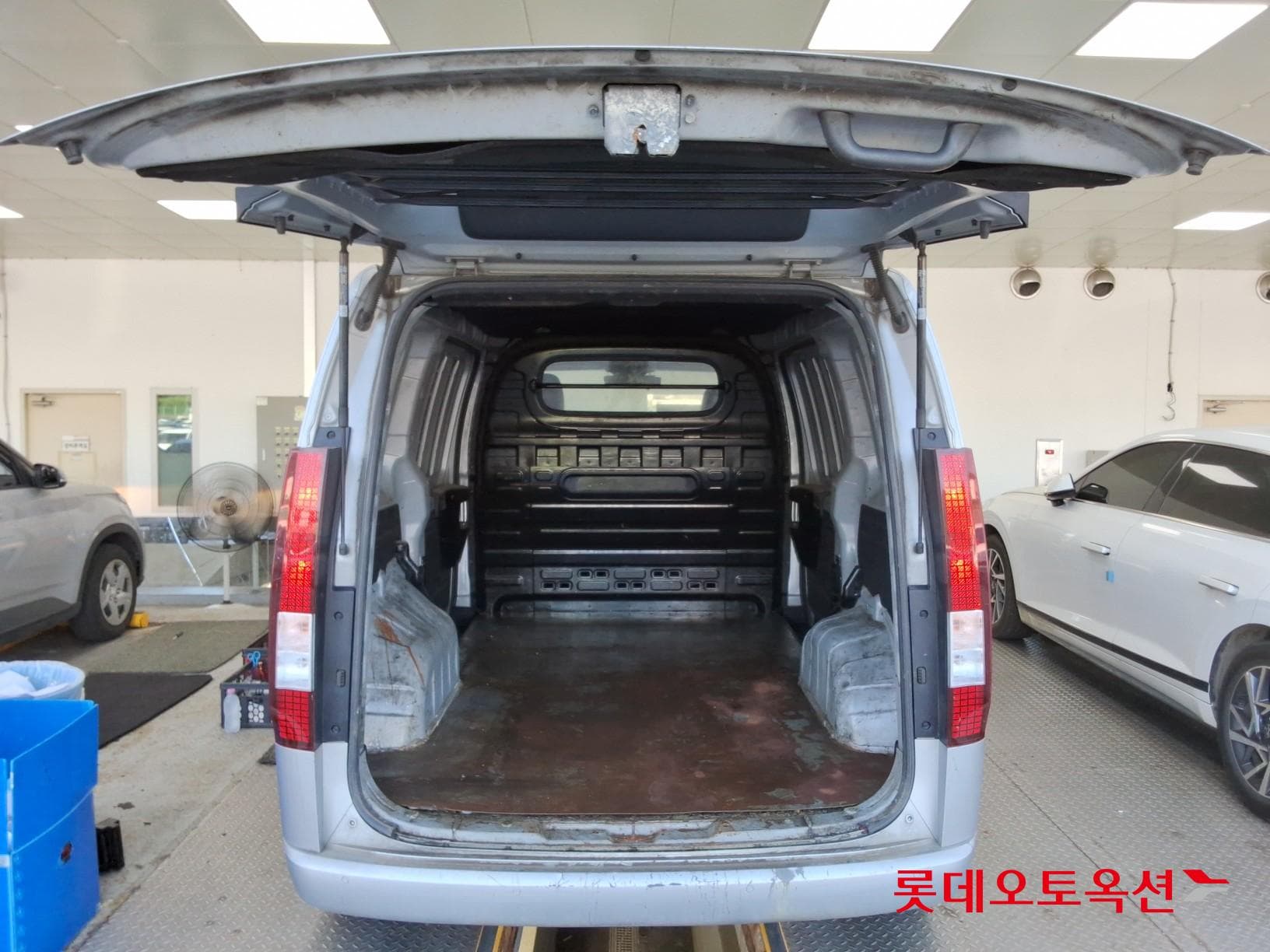 Hyundai - Staria | (D) 2.2 Cargo 3Seater Modern 38
