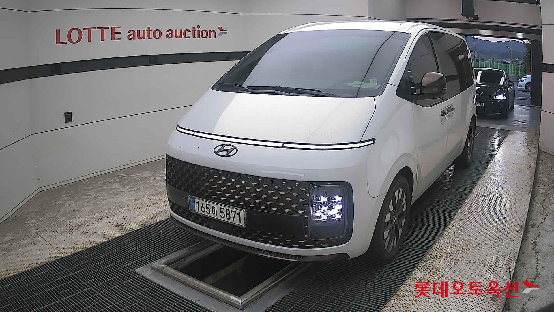 Hyundai - Staria | (D) 2.2 9Seater Prestige 2