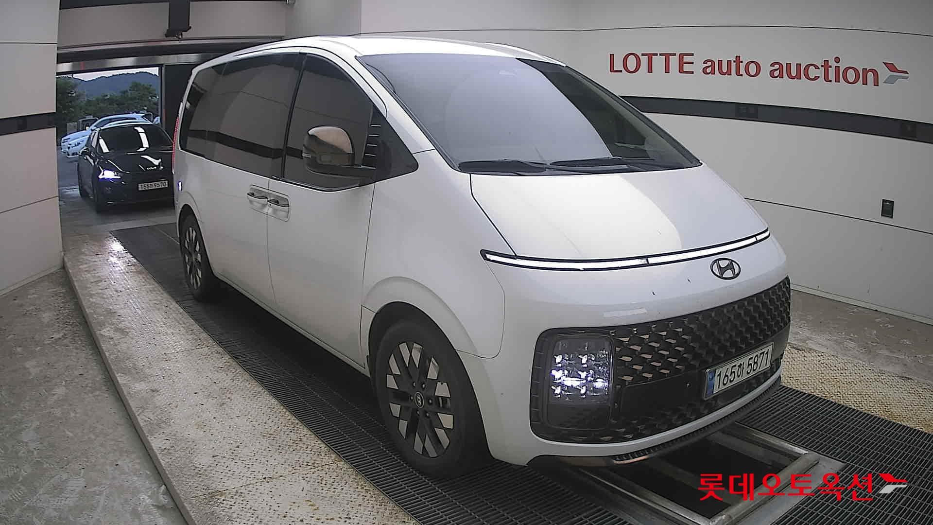 Hyundai - Staria | (D) 2.2 9Seater Prestige 19