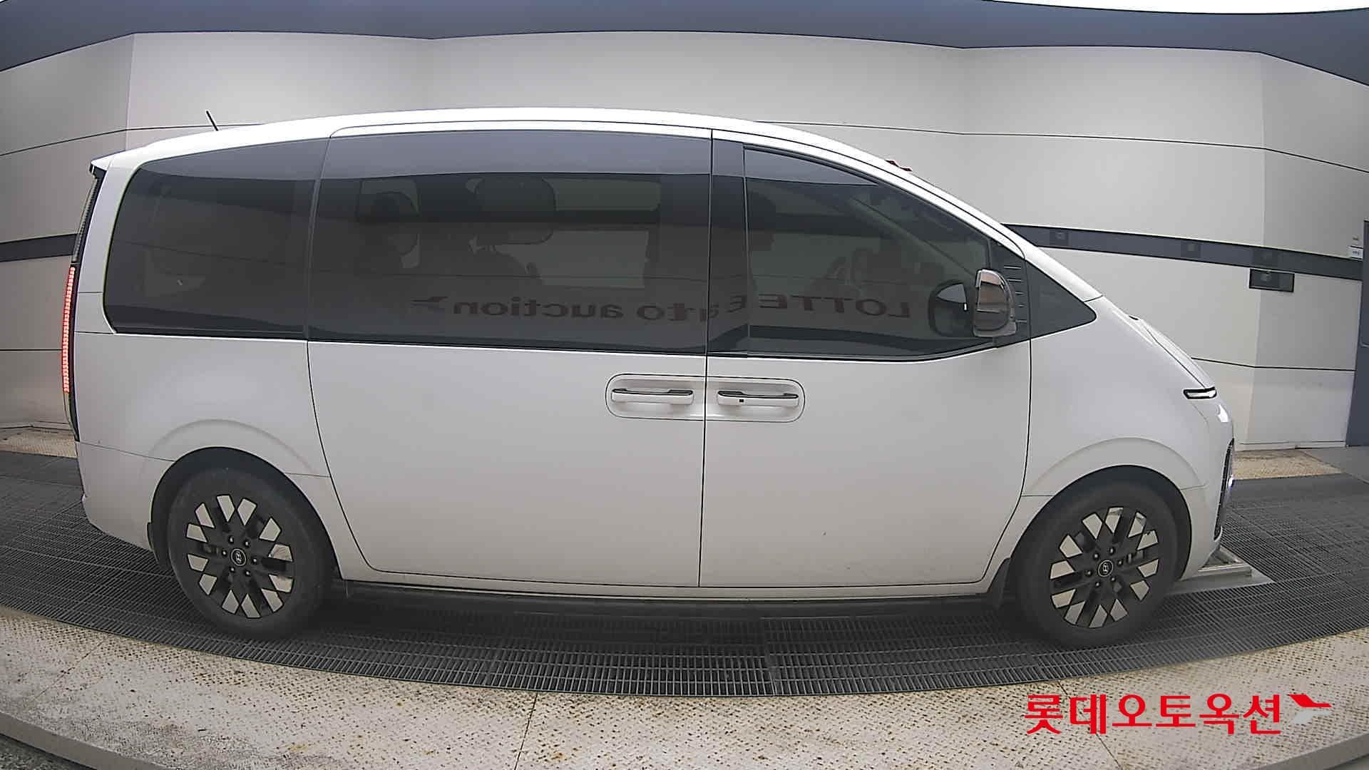 Hyundai - Staria | (D) 2.2 9Seater Prestige 16