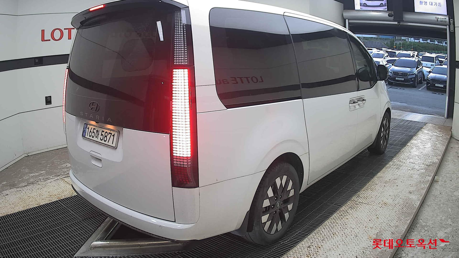 Hyundai - Staria | (D) 2.2 9Seater Prestige 12