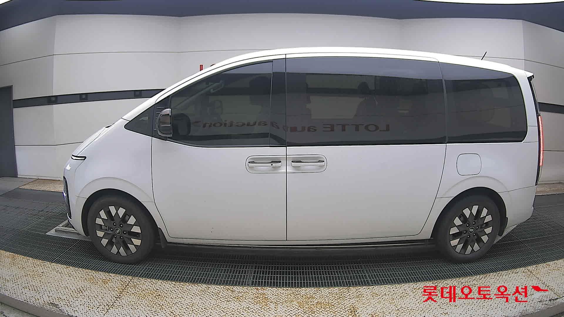 Hyundai - Staria | (D) 2.2 9Seater Prestige 6