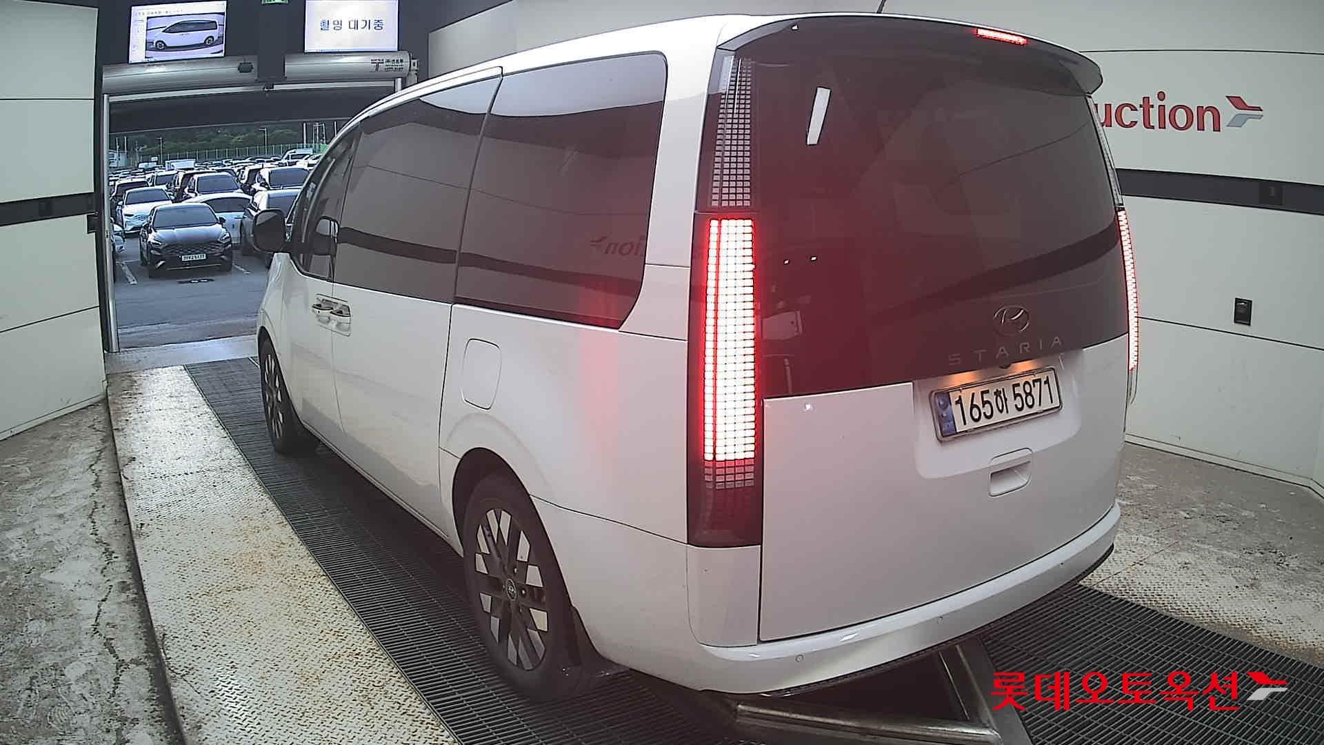 Hyundai - Staria | (D) 2.2 9Seater Prestige 9