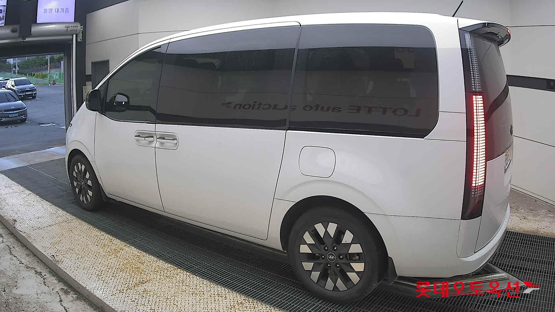 Hyundai - Staria | (D) 2.2 9Seater Prestige 8