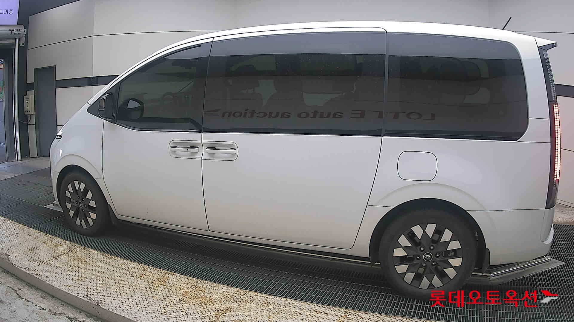 Hyundai - Staria | (D) 2.2 9Seater Prestige 7