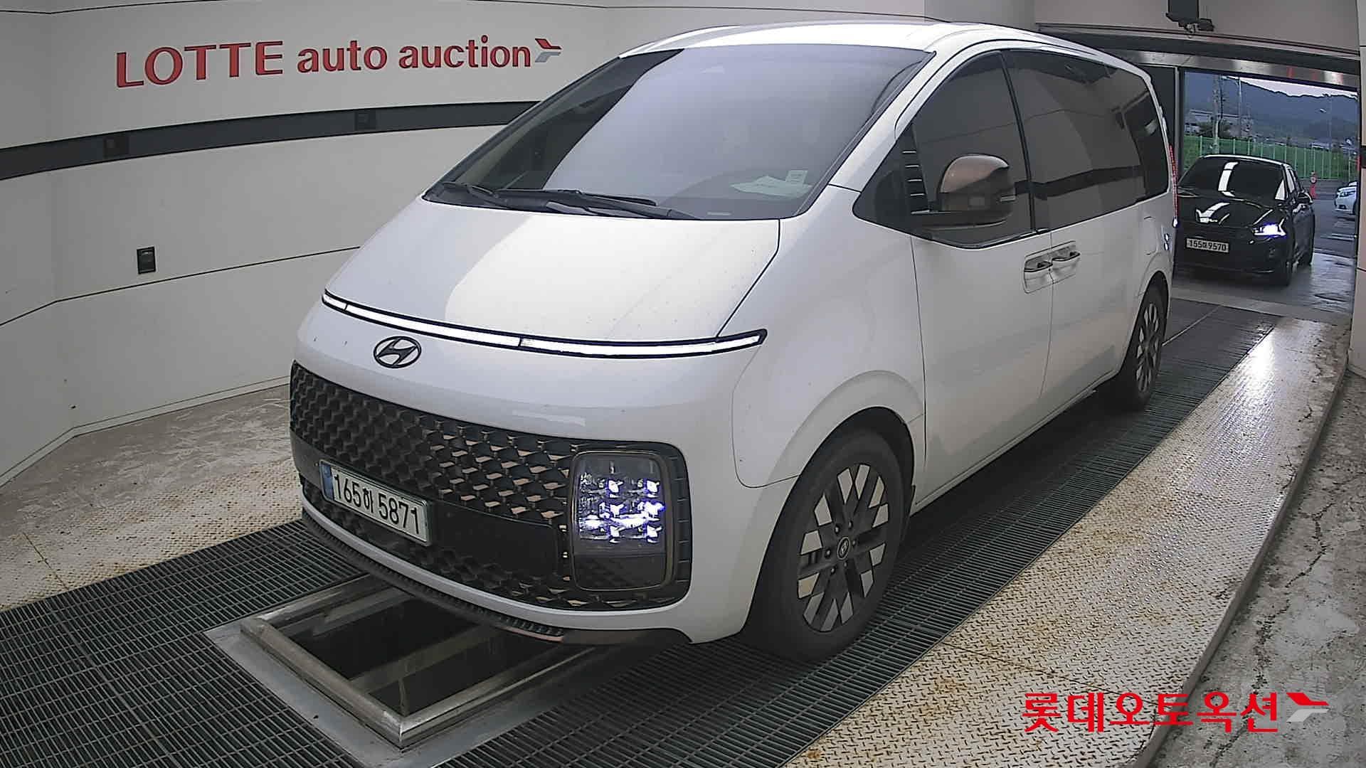 Hyundai - Staria | (D) 2.2 9Seater Prestige 3