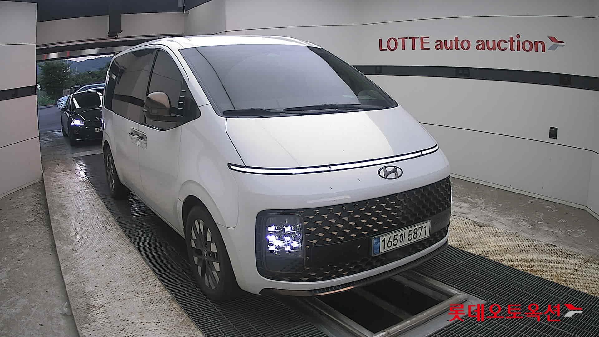 Hyundai - Staria | (D) 2.2 9Seater Prestige 20