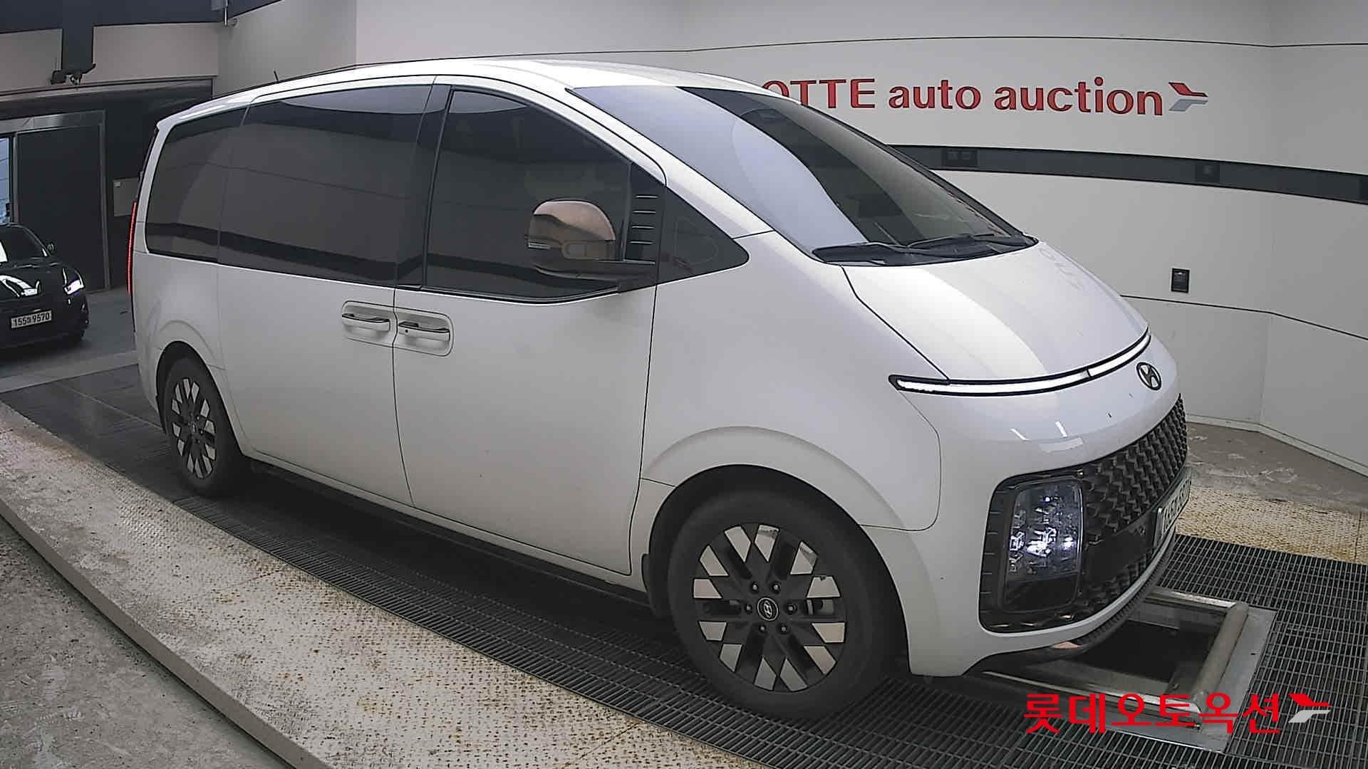 Hyundai - Staria | (D) 2.2 9Seater Prestige 18