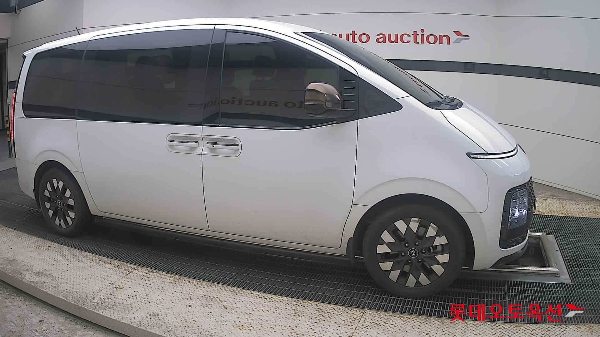 Hyundai - Staria | (D) 2.2 9Seater Prestige 17