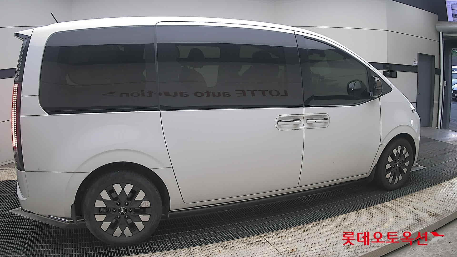 Hyundai - Staria | (D) 2.2 9Seater Prestige 15